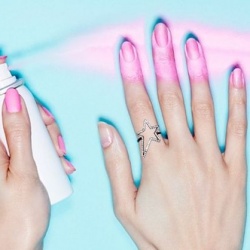 Маникюр за 20 секунд. Британский бренд представил революционные баллончики с краской для ногтей